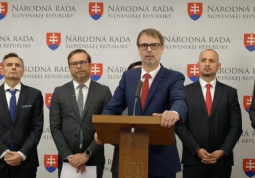 Opozičné strany vyzbierali podpisy na odvolávanie Kaliňáka, ten podľa nich zlyhal pri výstavbe prešovskej nemocnice – VIDEO