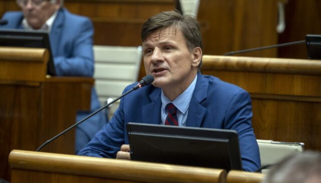 Smer reaguje na hlinovu „urážlivú“ nášivku, gašpar ho vykázal zo sály a poslanci označili za „veľké decko“ –