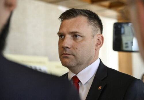 Mimoriadna parlamentná schôdza k odvolaniu ministra Tarabu je avizovaná na pondelok