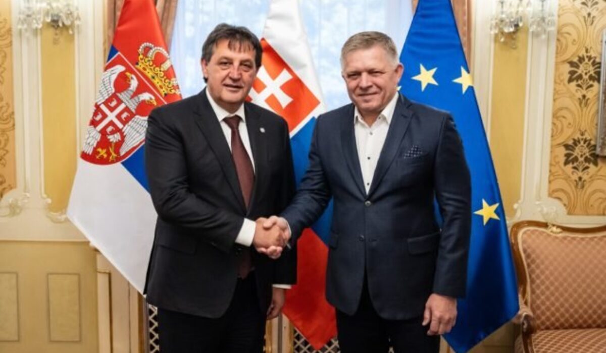 Fico prijal srbského ministra obrany, rokovali o migrácii a stabilite západného Balkánu – FOTO