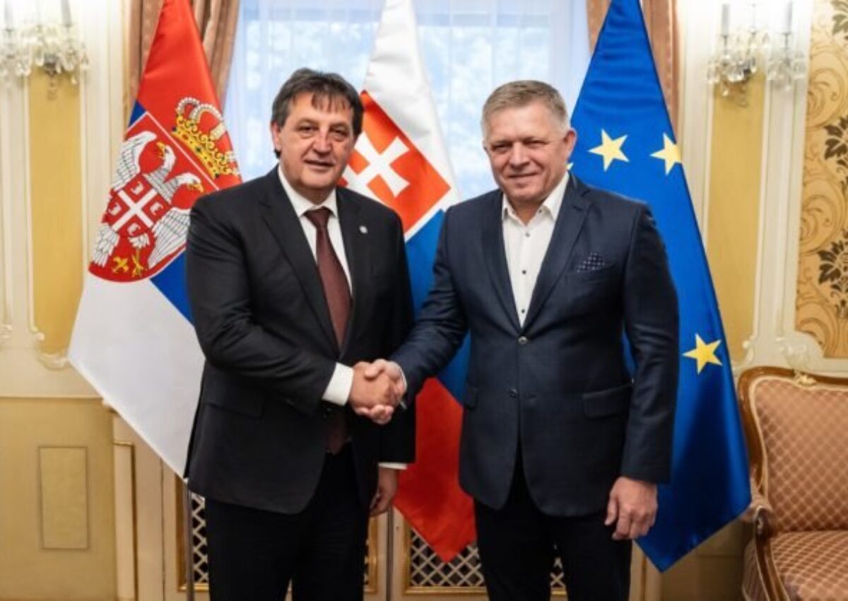Fico prijal srbského ministra obrany, rokovali o migrácii a stabilite západného Balkánu – FOTO