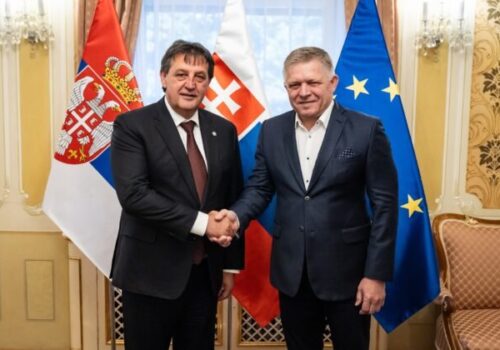 Fico prijal srbského ministra obrany, rokovali o migrácii a stabilite západného Balkánu – FOTO
