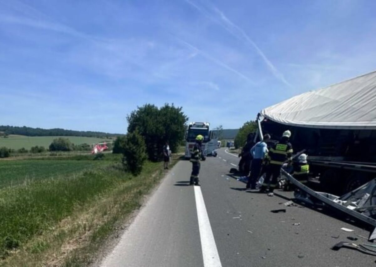 K dopravnej nehode pri Senici vyslali záchranári dva vrtuľníky, jeden vodič kamiónu je v umelom spánku – FOTO