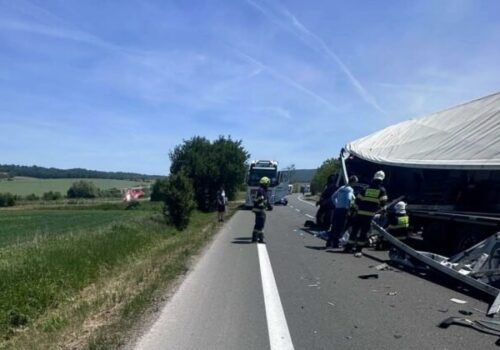 K dopravnej nehode pri Senici vyslali záchranári dva vrtuľníky, jeden vodič kamiónu je v umelom spánku – FOTO