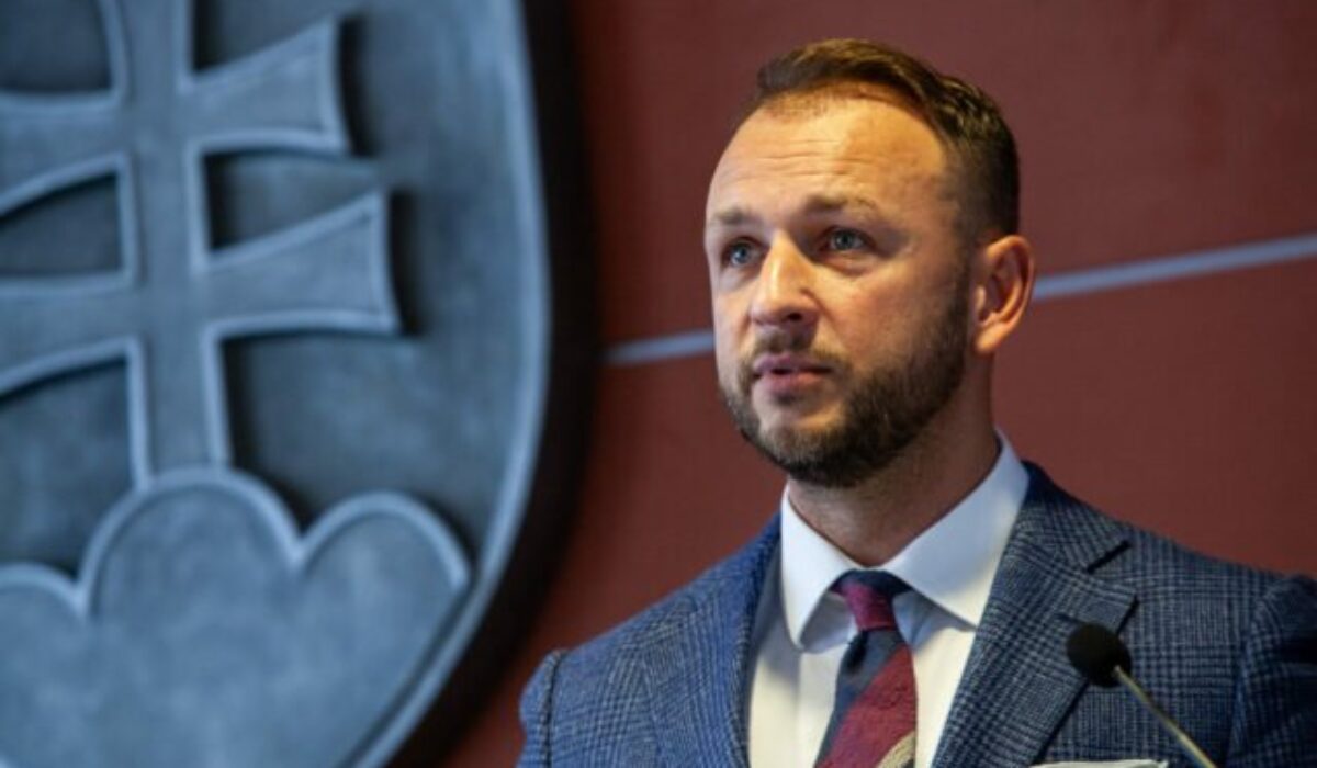 Minister Šutaj Eštok bude platiť, súd zamietol jeho návrh na zastavenie exekúcie v prospech policajtov z tímu okolo Čurillu