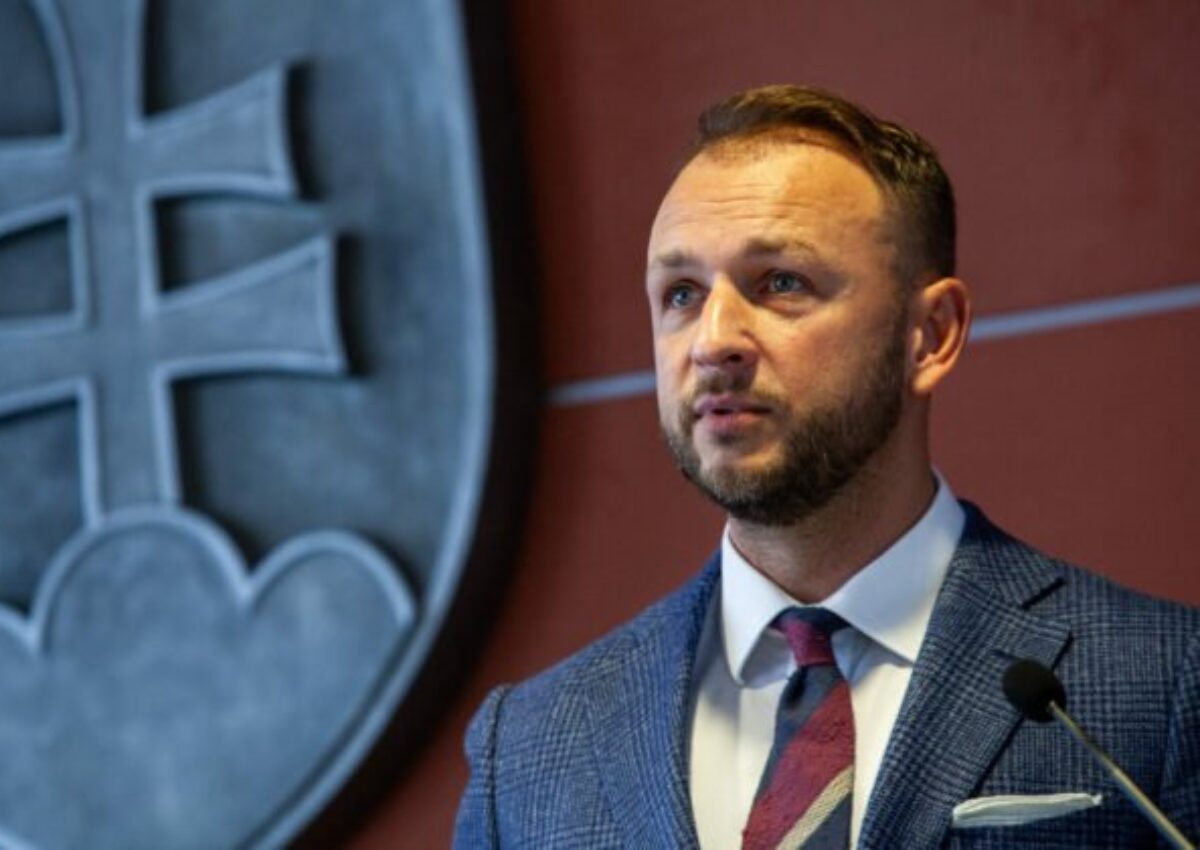 Minister Šutaj Eštok bude platiť, súd zamietol jeho návrh na zastavenie exekúcie v prospech policajtov z tímu okolo Čurillu