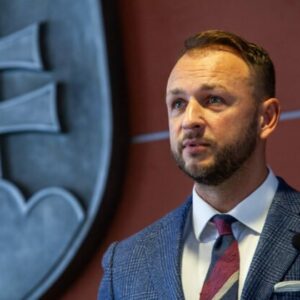 Minister Šutaj Eštok bude platiť, súd zamietol jeho návrh na zastavenie exekúcie v prospech policajtov z tímu okolo Čurillu