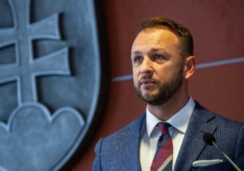 Minister Šutaj Eštok bude platiť, súd zamietol jeho návrh na zastavenie exekúcie v prospech policajtov z tímu okolo Čurillu