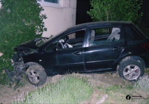 Opitý vodič v Podbrezovej narazil autom do bytového domu, nafúkal viac ako dve promile – FOTO