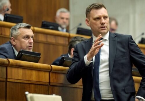 Schôdzu k odvolávaniu ministra Tarabu sa nepodarilo otvoriť, pri oboch pokusoch sa prezentoval rovnaký počet poslancov