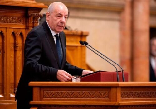 Maďarský prezident Sulyok odmietol výzvy na odstúpenie, Magyar zareagoval ostrou kritikou