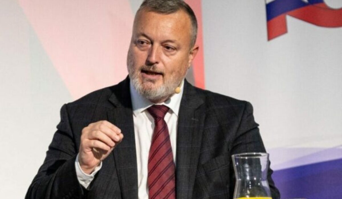 Budeme mať homosexuálne „manželstvá“? Podľa Krajniaka sú progresívci hrozbou pre suverenitu Slovenska v tom, že tieto právomoci by odovzdali Bruselu – VIDEO