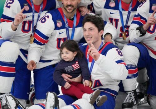 Američan Werenski prevzal Norrisovu trofej pre najlepšieho obrancu NHL. Je na nej aj meno Chára – VIDEO