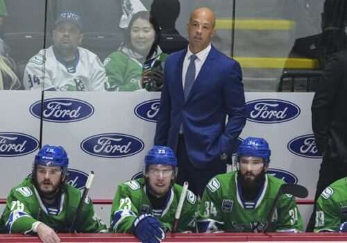 Vancouver po najhoršej sezóne v NHL angažoval Malhotru za hlavného trénera