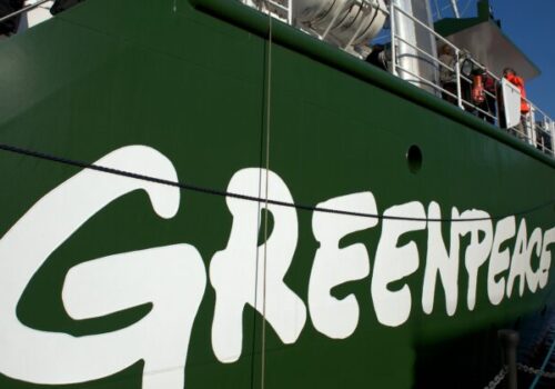 Greenpeace môže v Holandsku žalovať americký koncern v spore o miliónové odškodné