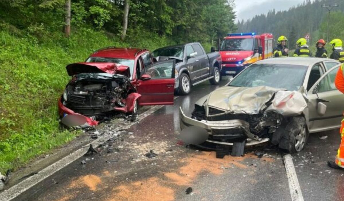 Vážna nehoda na Orave. Auto prešlo do protismeru a narazilo do dvoch vozidiel, zranili sa dvaja ľudia – FOTO