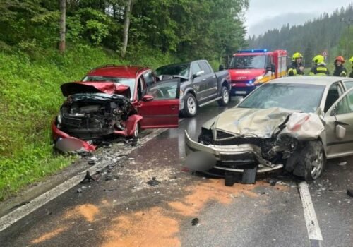 Vážna nehoda na Orave. Auto prešlo do protismeru a narazilo do dvoch vozidiel, zranili sa dvaja ľudia – FOTO