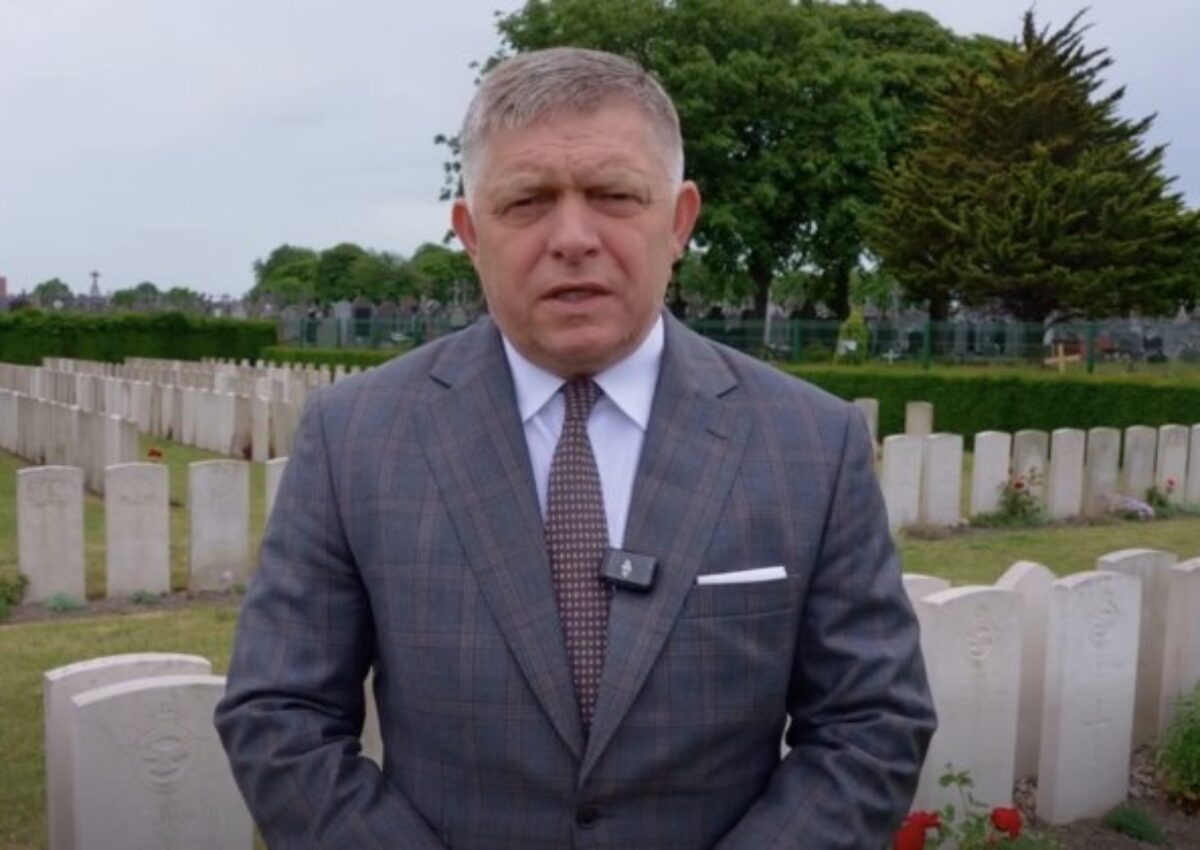 Fico si vo Francúzsku uctil československých vojakov, pripomenul aj oslobodenie Slovenska – VIDEO