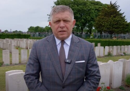 Fico si vo Francúzsku uctil československých vojakov, pripomenul aj oslobodenie Slovenska – VIDEO