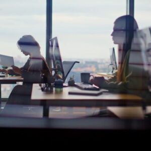 Generácia Z a mileniáli uprednostňujú stabilný kariérny rast, pre vysoké náklady odkladajú životné plány