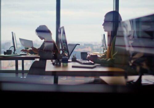 Generácia Z a mileniáli uprednostňujú stabilný kariérny rast, pre vysoké náklady odkladajú životné plány