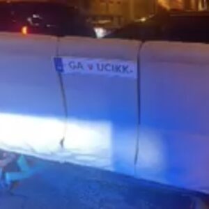 Policajti neverili vlastným očiam. Dvojica sa ulicami Bratislavy prevážala na gauči na elektrických kolobežkách – VIDEO