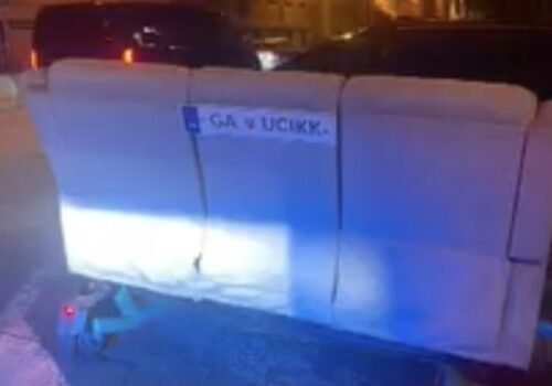 Policajti neverili vlastným očiam. Dvojica sa ulicami Bratislavy prevážala na gauči na elektrických kolobežkách – VIDEO