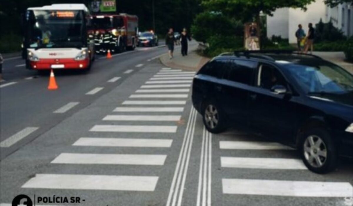 Nehoda autobusu a osobného auta skomplikovala dopravu v Banskej Bystrici, zranil sa jeden cestujúci – FOTO
