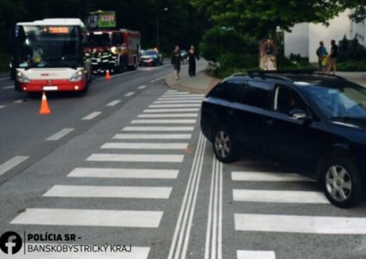 Nehoda autobusu a osobného auta skomplikovala dopravu v Banskej Bystrici, zranil sa jeden cestujúci – FOTO