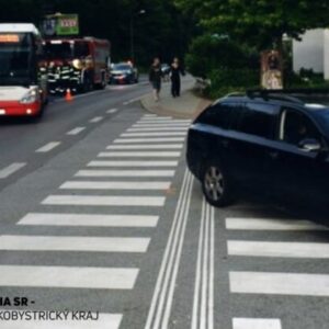 Nehoda autobusu a osobného auta skomplikovala dopravu v Banskej Bystrici, zranil sa jeden cestujúci – FOTO