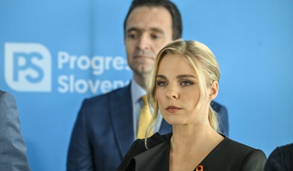Kým firmy čakajú nové povinnosti, politici dostali výnimku a budú si môcť utajiť platy. PS hovorí o papalášizme