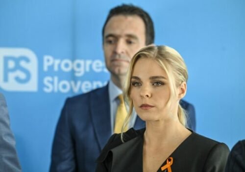 Kým firmy čakajú nové povinnosti, politici dostali výnimku a budú si môcť utajiť platy. PS hovorí o papalášizme