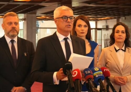 Opozícia vyzýva prezidenta Pellegriniho, aby nepodpísal nominácie Kmeca a Radačovského – VIDEO