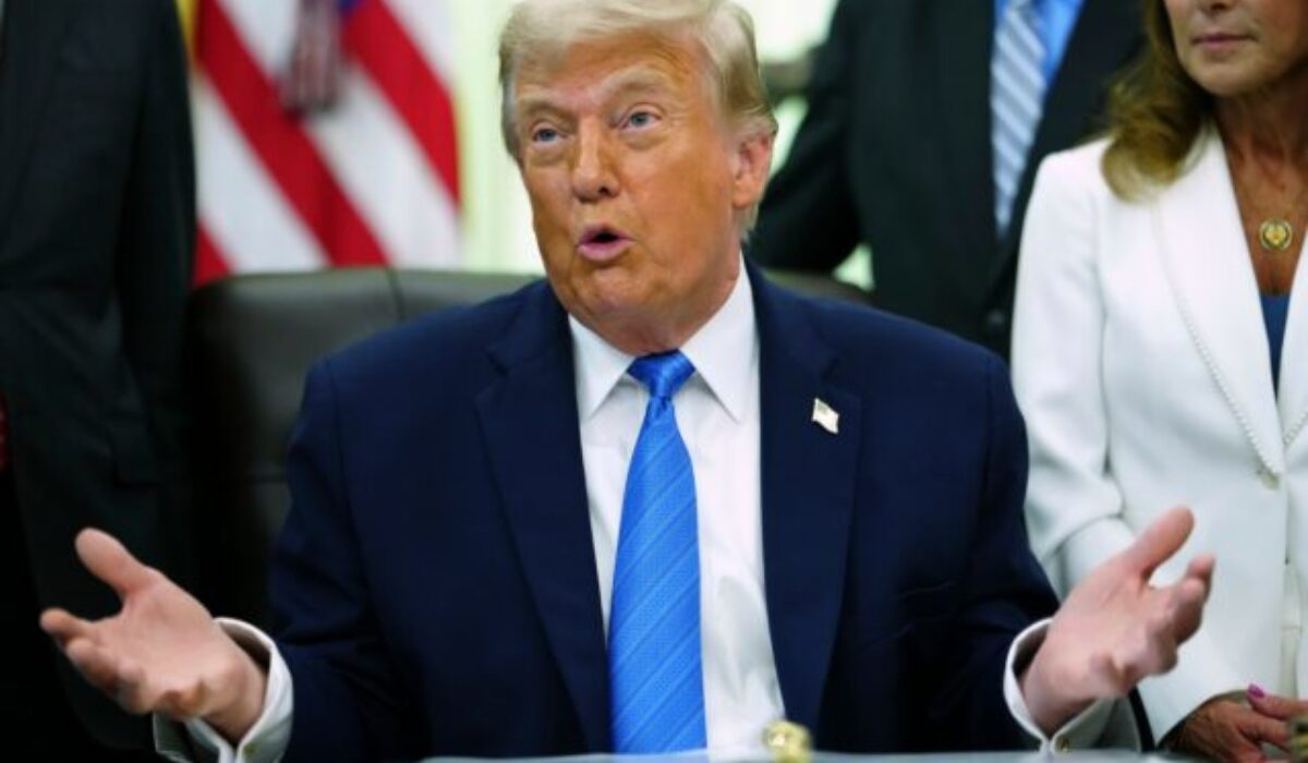 Irán podľa Trumpa žiadal o zastavenie bombardovania, Teherán to poprel