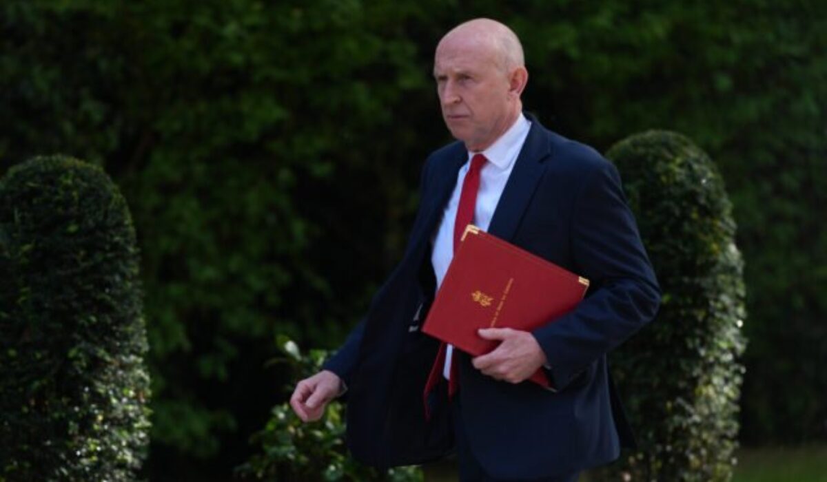 Britský minister obrany odstúpil, Starmerovu vládu obvinil z podfinancovania armády
