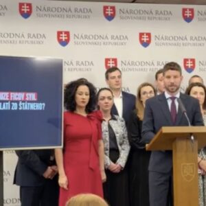 Fico finančne nepomáha len rodine. Zo štátnych peňazí majú podľa Šimečku profitovať aj jeho priateľky – VIDEO