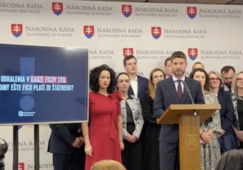 Fico finančne nepomáha len rodine. Zo štátnych peňazí majú podľa Šimečku profitovať aj jeho priateľky – VIDEO