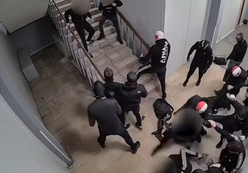 Je zázrak, že prežili. Až 25 ultras fanúšikov Slavie Praha brutálne napadlo len päticu mužov, ktorí fandia inému klubu – VIDEO