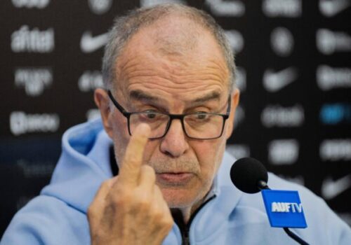 Marcelo Bielsa sa pri fotení pre FIFA nepozeral na fotografa: Nie som model, ale tréner