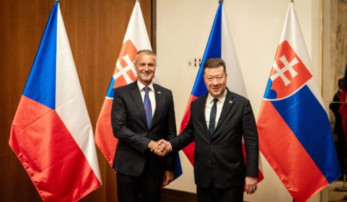 Raši a Okamura rokovali v Prahe o koordinácii v rámci V4, hlavnými témami boli energie a eurofondy – VIDEO, FOTO