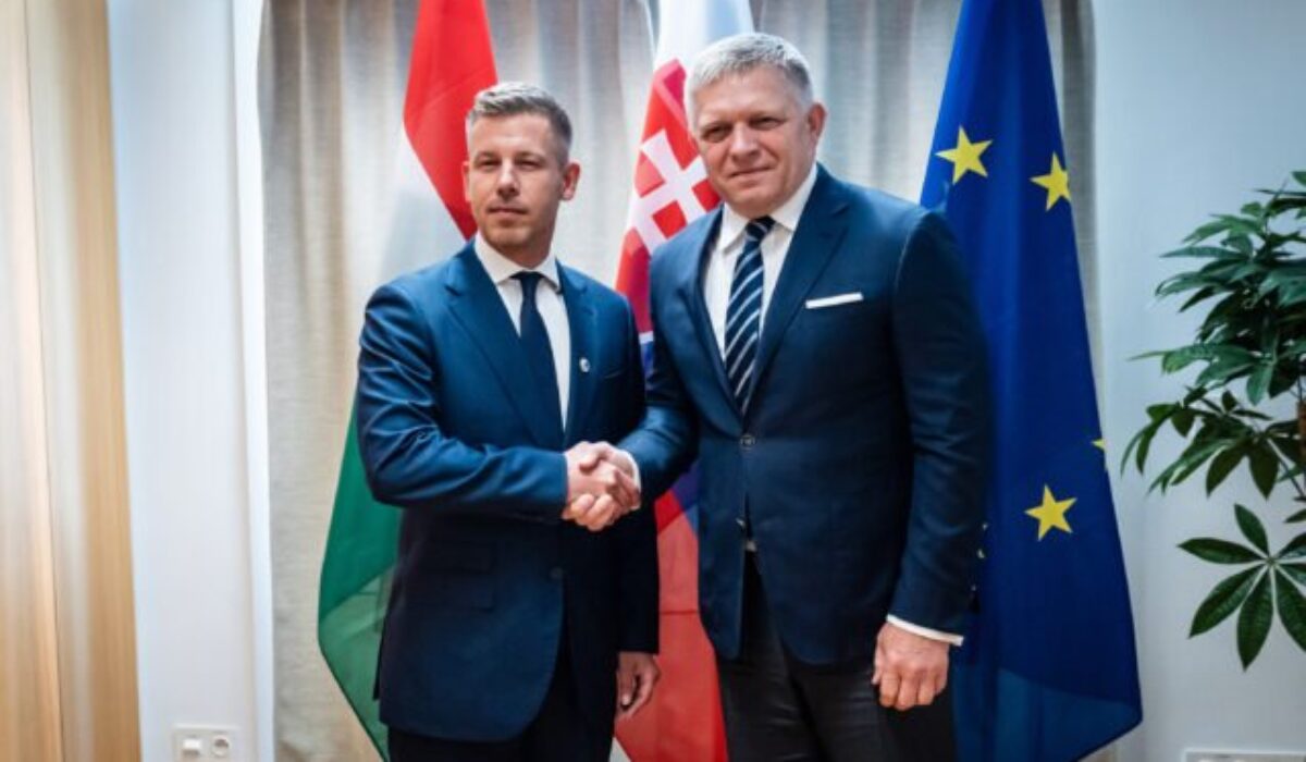 Fico sa v Bruseli prvýkrát stretol s Magyarom, naznačil začiatok spolupráce aj blízku návštevu Budapešti – VIDEO