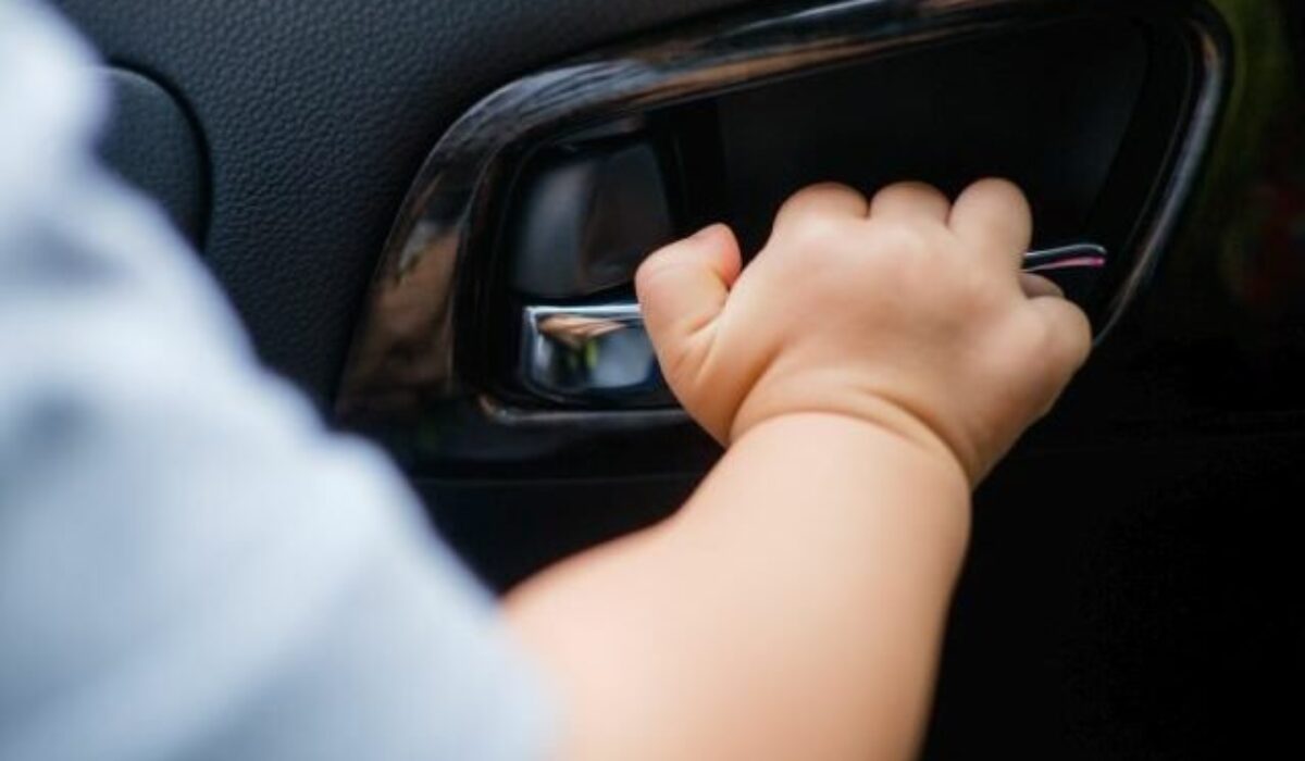 Nenechávajte deti ani zvieratá v autách. Polícia spúšťa s príchodom horúčav preventívnu kampaň
