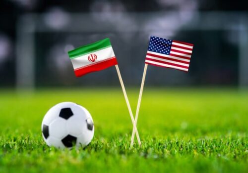 Ľudia, ktorí nie sú schopní dodržiavať pravidlá, by nemali byť hostiteľmi MS. Irán kritizuje USA