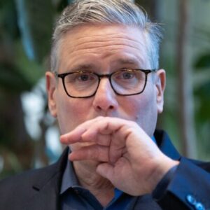Starmer zvažuje svoju budúcnosť, tlak na jeho odstúpenie po víťazstve Burnhama rastie