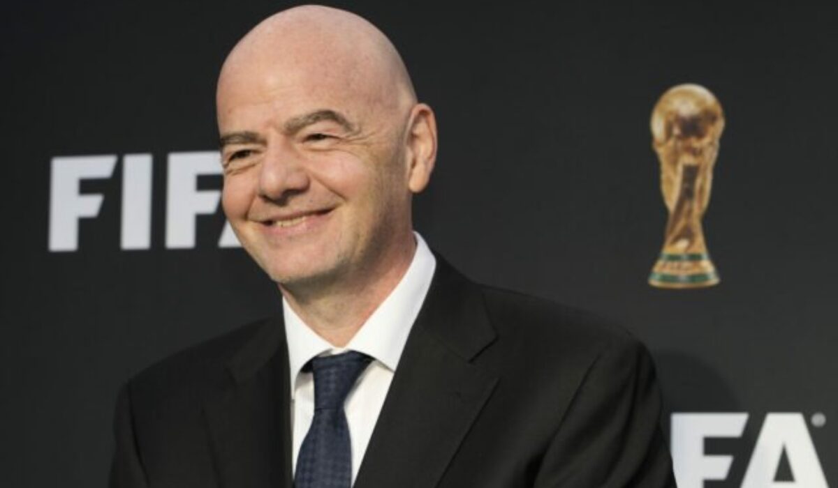 Prezident FIFA je všade. Nenásytný Infantino denne vytvára uhlíkovú stopu ako 55 Francúzov za celý rok