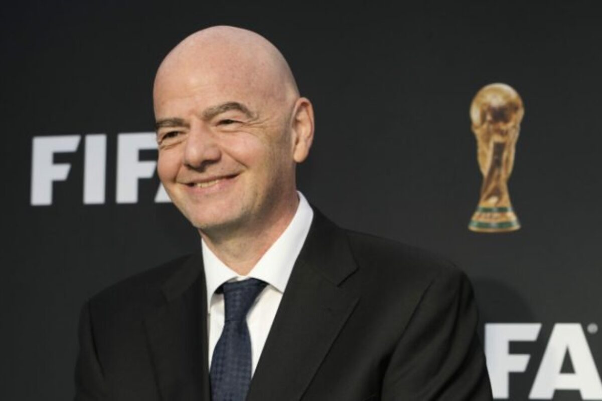 Prezident FIFA je všade. Nenásytný Infantino denne vytvára uhlíkovú stopu ako 55 Francúzov za celý rok