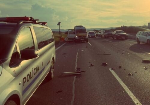 Nákladné auto na D1 narazilo do vozidla diaľničnej patroly, jedna osoba utrpela ťažké zranenia