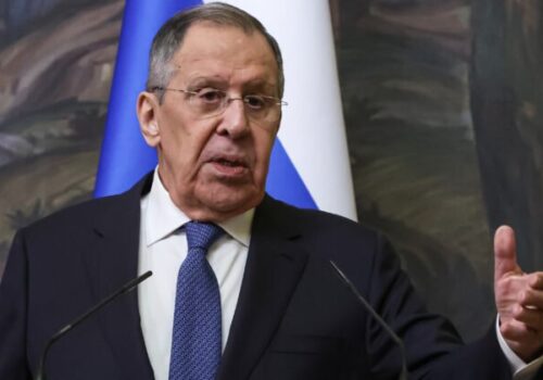 Lavrov obvinil USA, že už nie sú nestranným sprostredkovateľom rokovaní o Ukrajine
