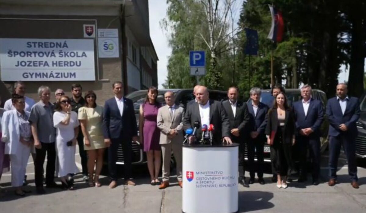 Centrá olympijskej prípravy dostali nové mikrobusy, slávnostne ich odovzdalo Ministerstvo cestovného ruchu a športu – VIDEO
