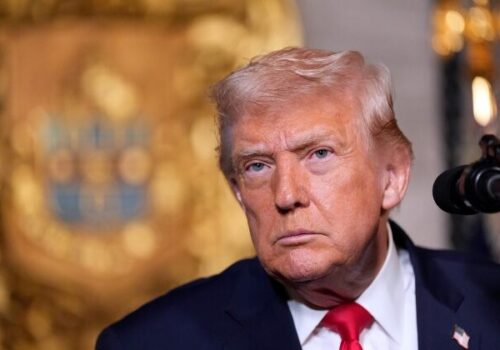 Kongres symbolicky pokarhal Trumpa za vojnu s Iránom